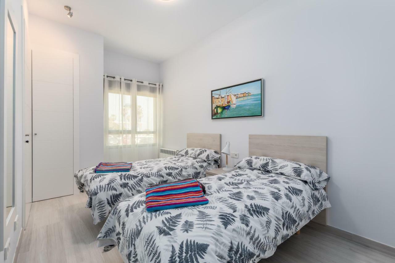Luxury Beach Front Apartment With Pool Valencia Eksteriør billede