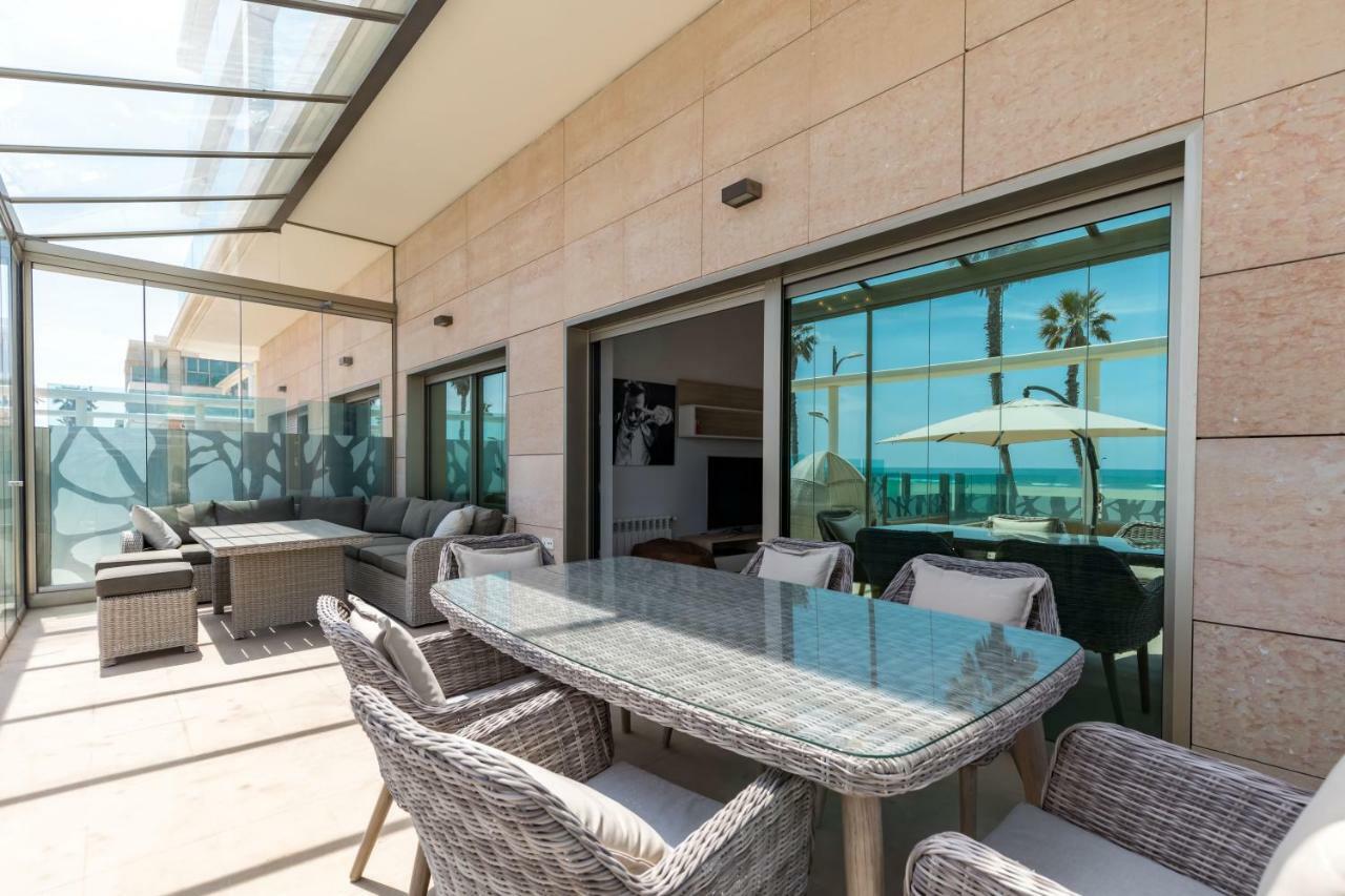 Luxury Beach Front Apartment With Pool Valencia Eksteriør billede