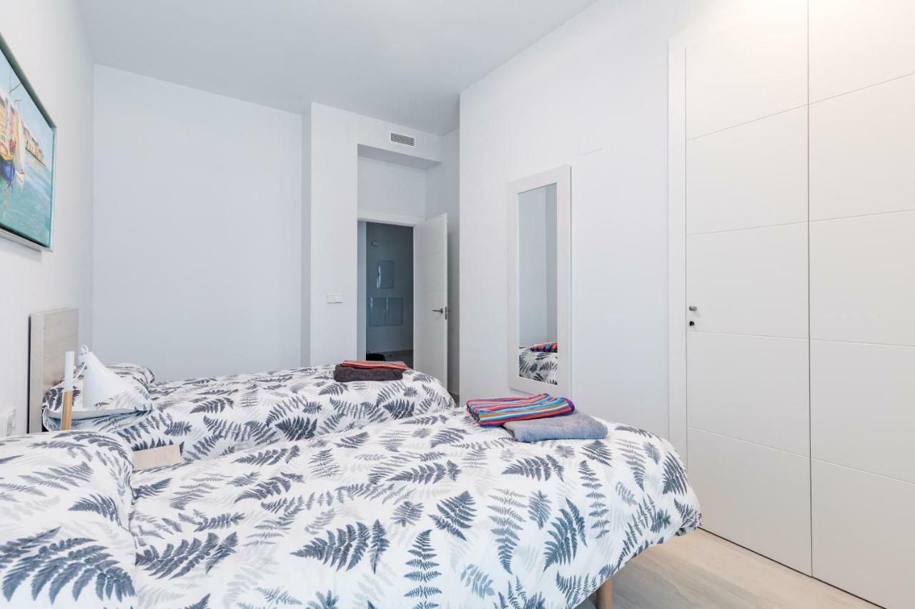 Luxury Beach Front Apartment With Pool Valencia Eksteriør billede